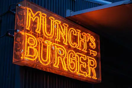 MUNCH'S BURGER のネオンサイン