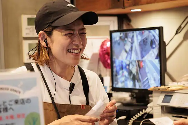 笑顔で接客する女性スタッフ
