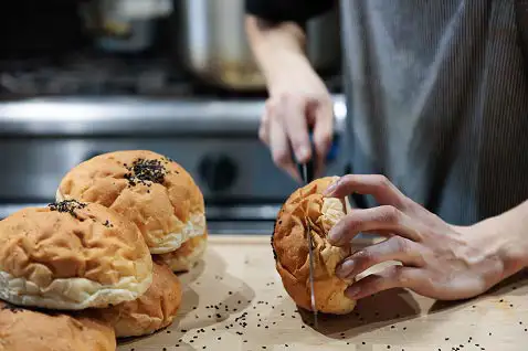 ハンバーガーバンズを整える手元