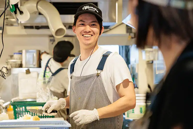 笑顔で作業する男性スタッフ