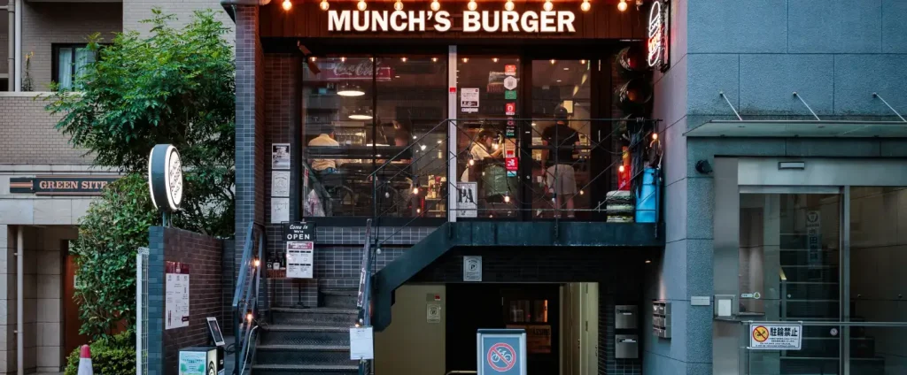 ガラス越しに店内の様子が見える MUNCH'S BURGER SHACK の外観
