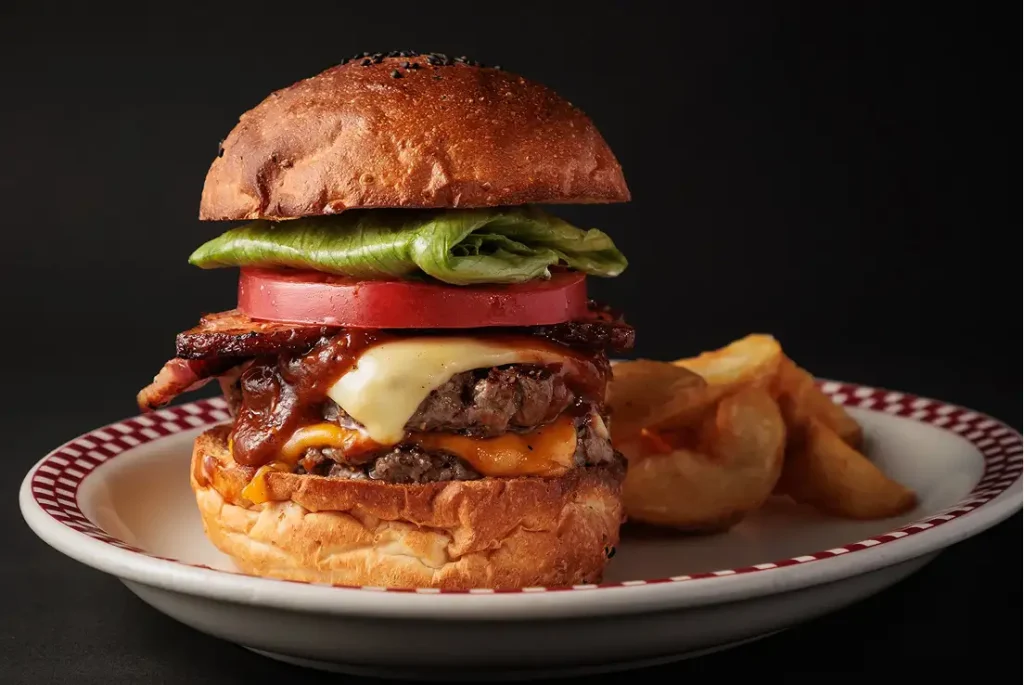 ジューシーなビーフパティとチーズがとろける MUNCH'S BURGER SHACK のハンバーガー