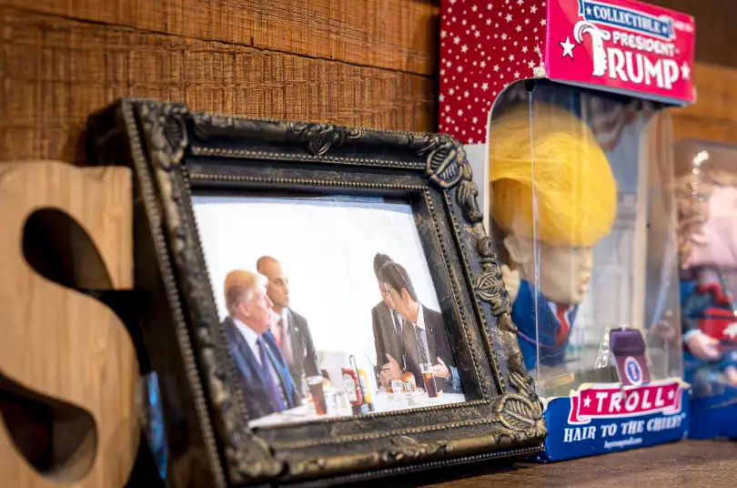 MUNCH'S BURGER SHACK に関するメディア掲載を紹介する店内の展示写真