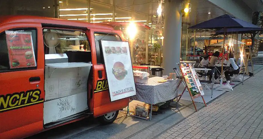 2006年、MUNCH'S BURGER SHACK の移動販売車と屋外営業の様子