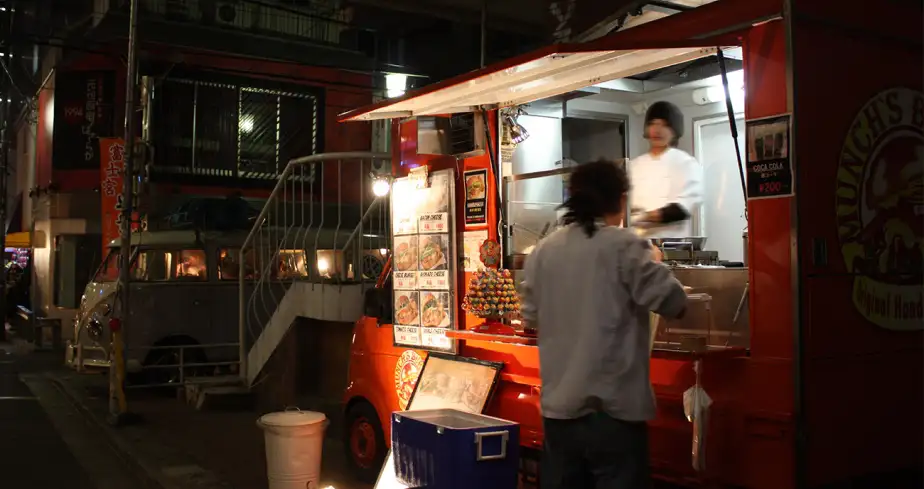 2008年、夜のイベント会場で営業する MUNCH'S BURGER SHACK の移動販売車