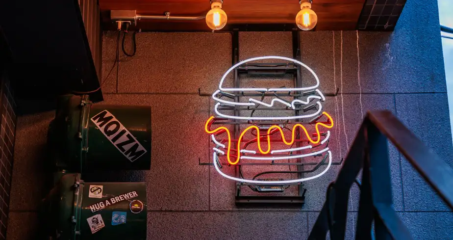 2012年、法人化を迎えた時期の MUNCH'S BURGER SHACK 店舗のバーガー型ネオンサイン