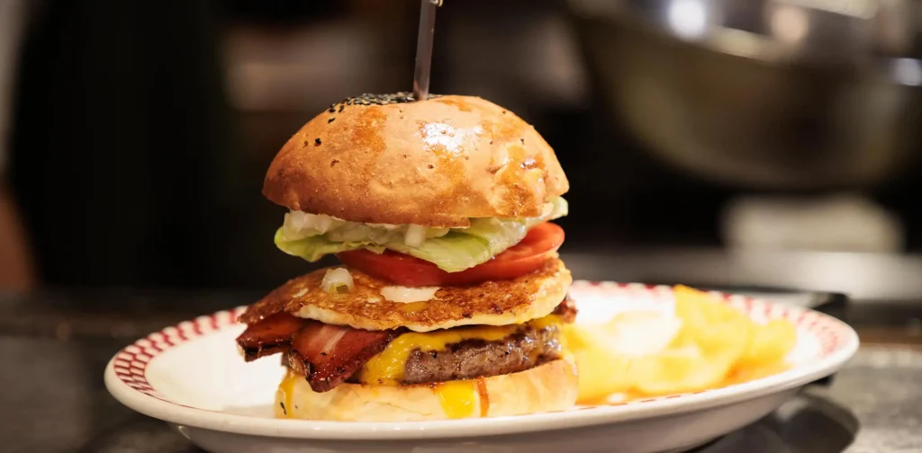 MUNCH'S BURGER SHACK 仕事紹介　ジューシーなハンバーガーとポテトの写真