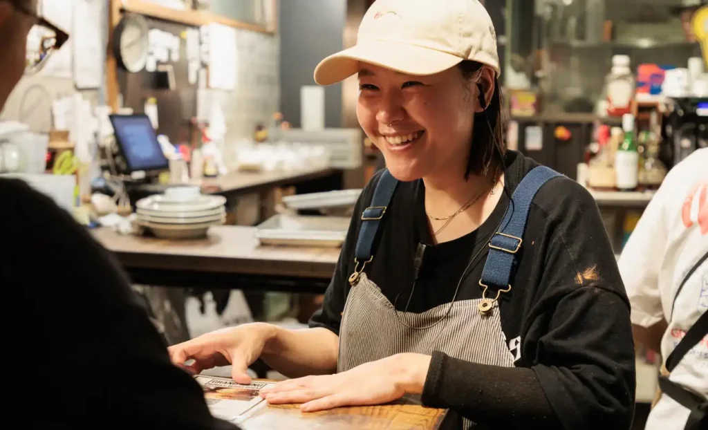 サービススタッフ カウンターでお客様に対応する場面