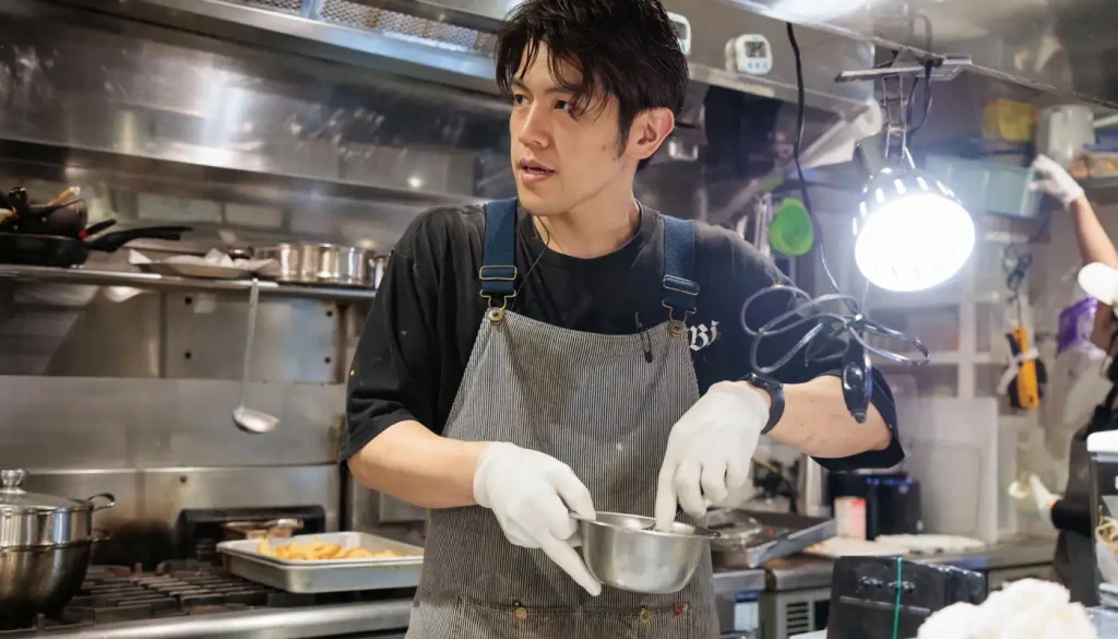 MUNCH'Sキッチンで働く調理スタッフの仕事風景