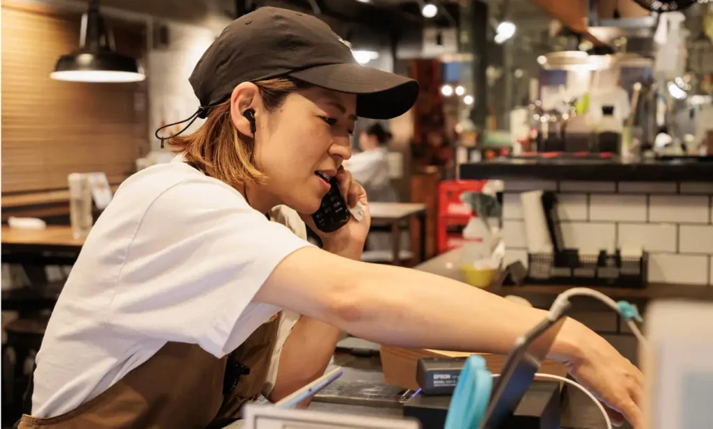 店長候補 電話対応と店舗管理を行う様子