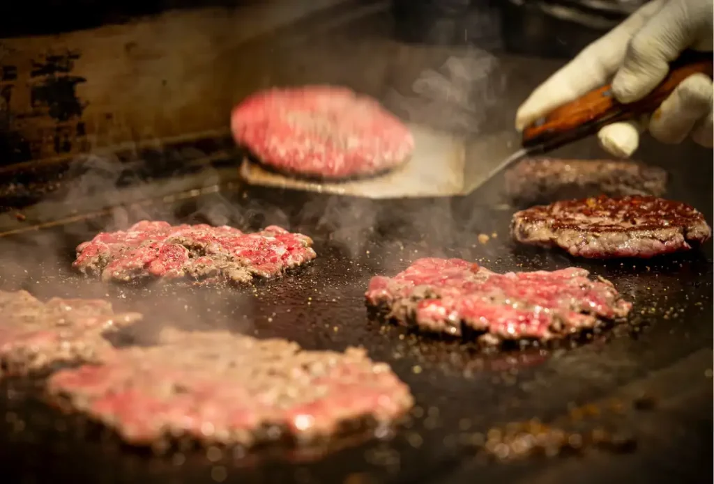 MUNCH'S BURGER SHACK の調理風景　焼き上げ中のハンバーガーパティ