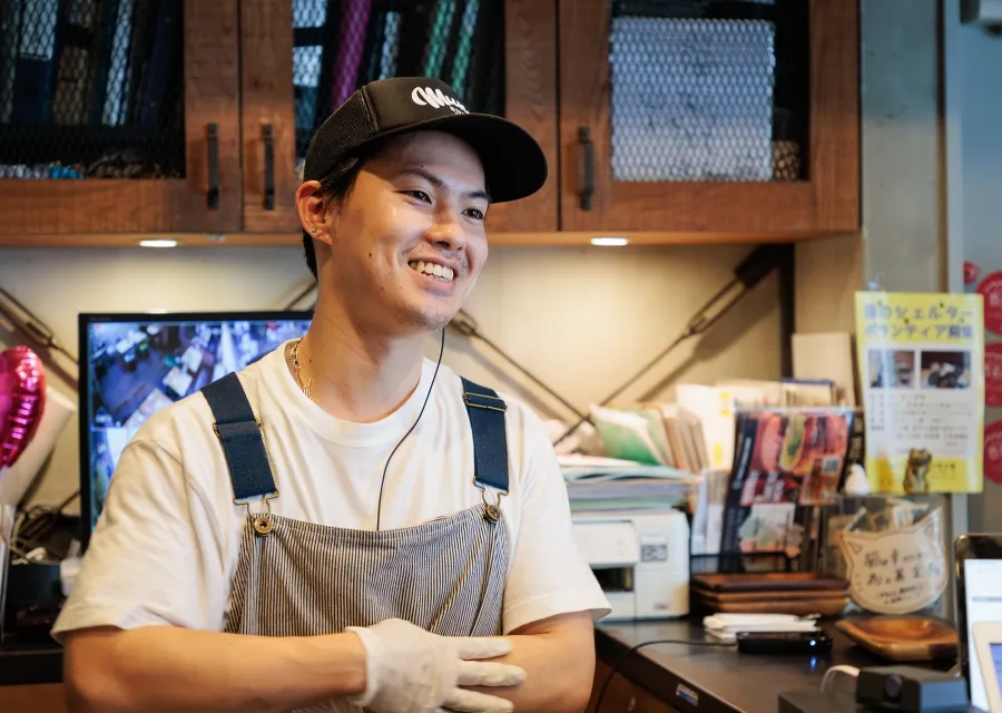 スタッフインタビュー厨房で働くdaichiさんの笑顔