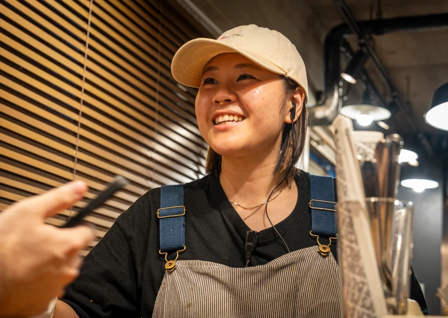 スタッフインタビュー厨房で働くHazukiさんの笑顔