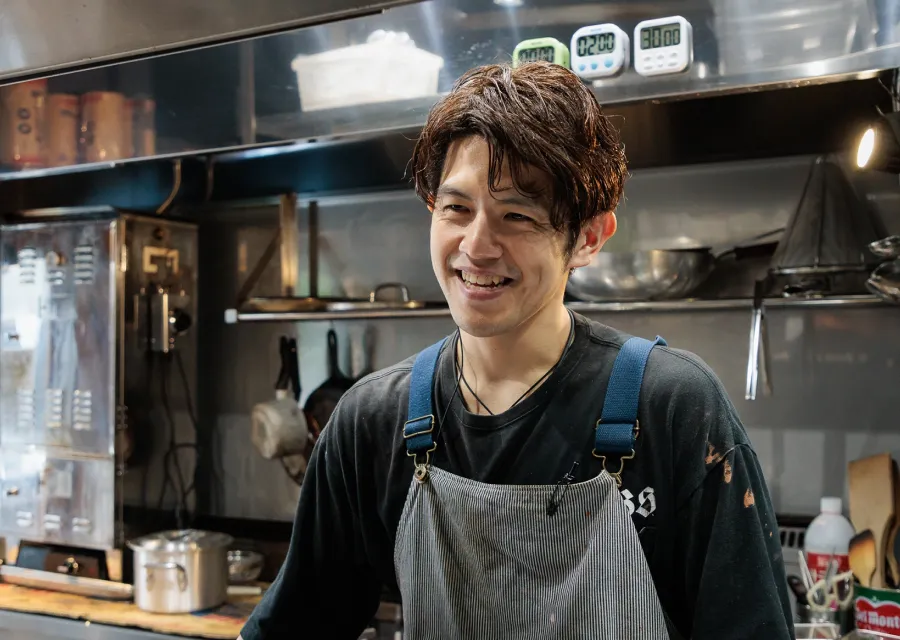 スタッフインタビュー厨房で働くiInaさんの笑顔