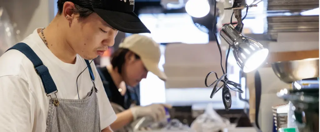 調理場で料理の準備をするスタッフの様子