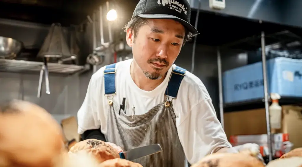 厨房で作業するスタッフの様子