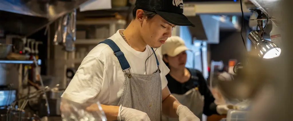 働く仲間（調理スタッフHazukiさん）　キッチンでの調理風景