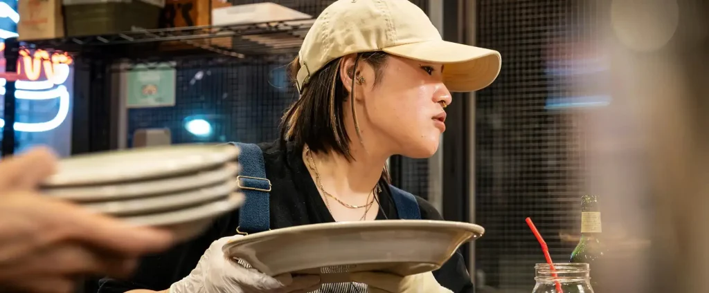 働く仲間（サービススタッフHazukiさん）　お皿を運ぶ姿