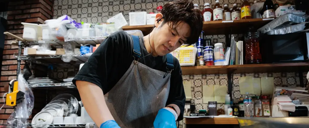 働く仲間（サービススタッフinaさん）　キッチンで仕込み作業を行う姿